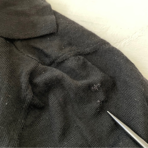 Vintage Carolina Herrera Ruffle Chest Sweater Size S - Picture 7 of 9